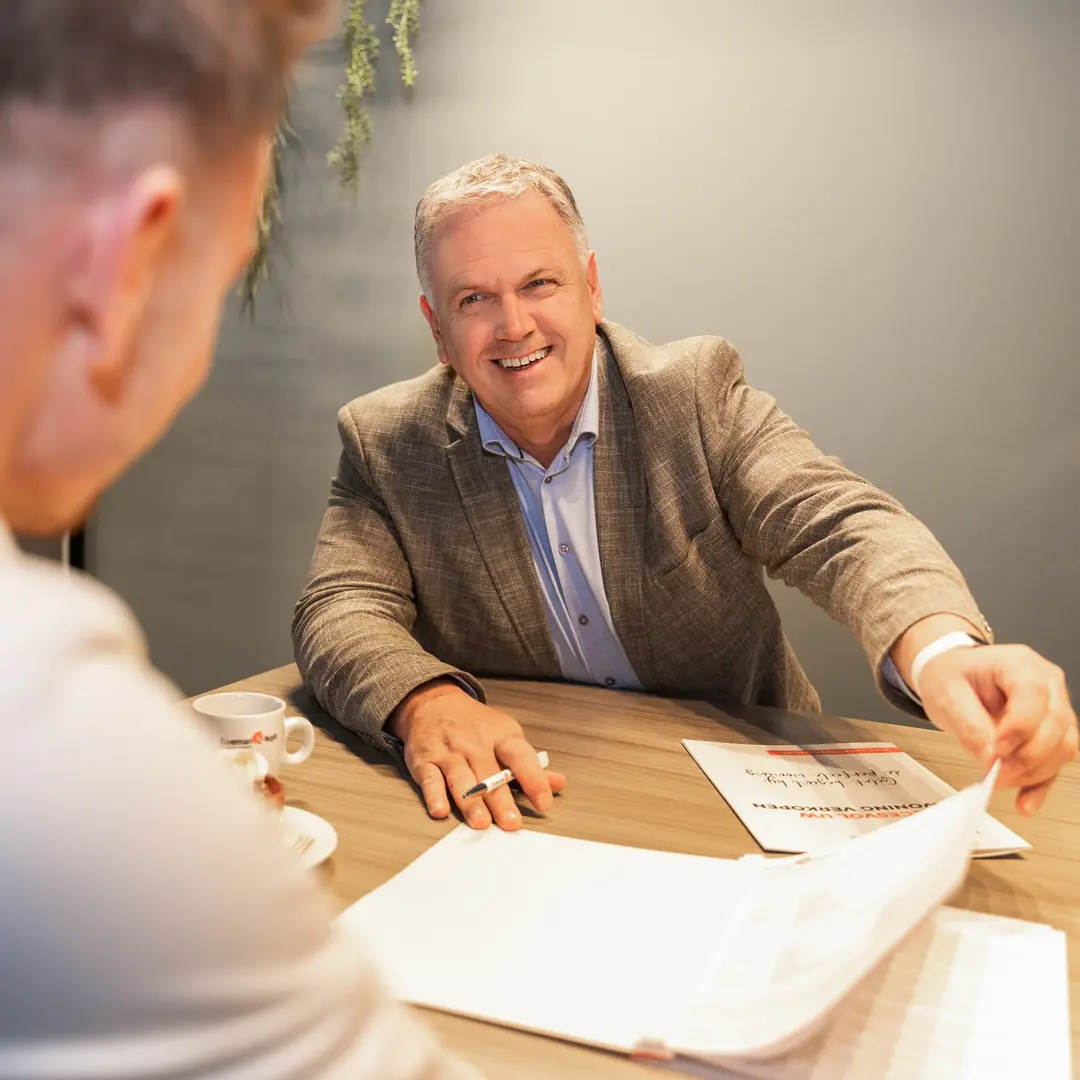 agent give key to client