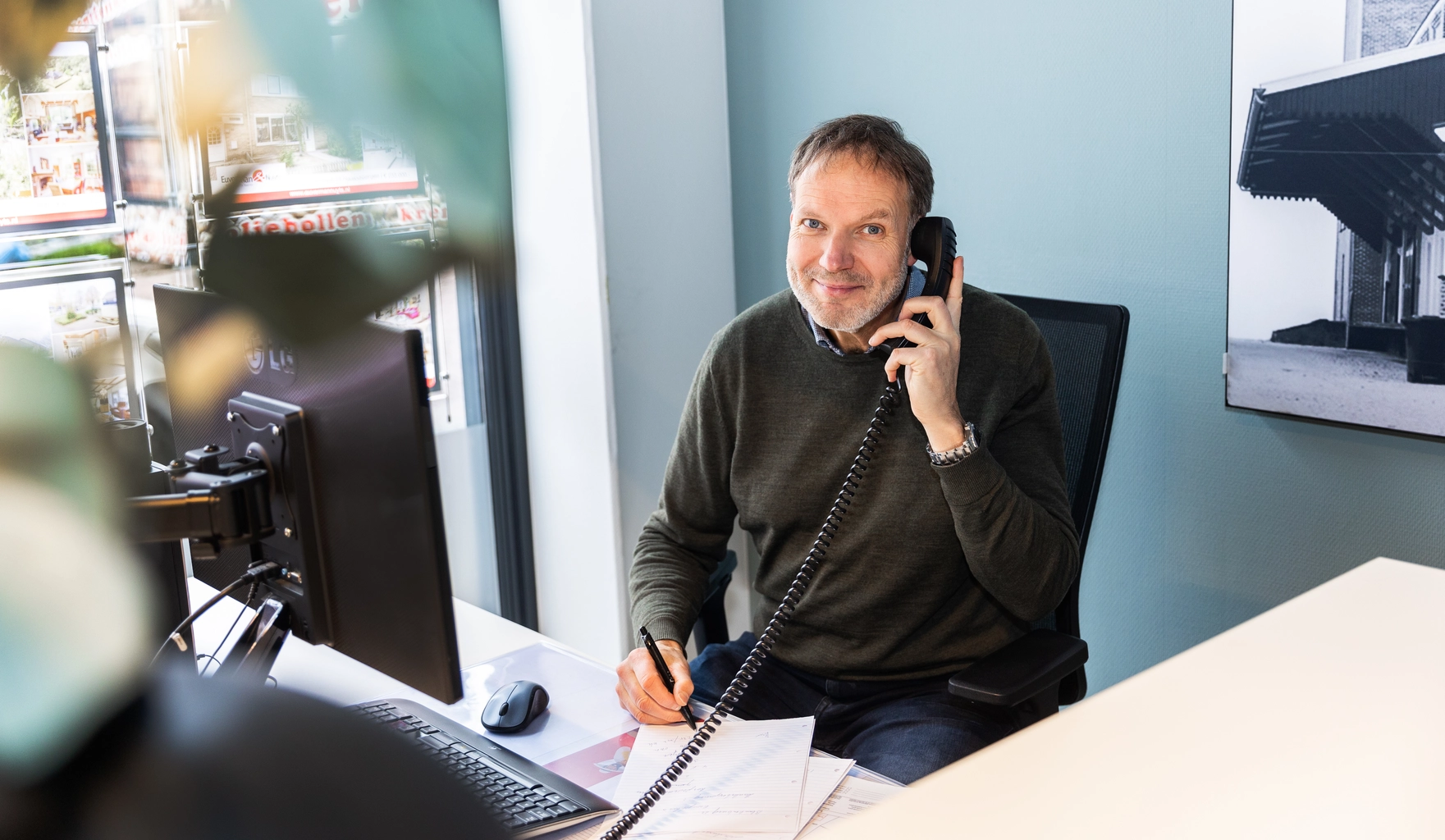 peoples-looking-at-front